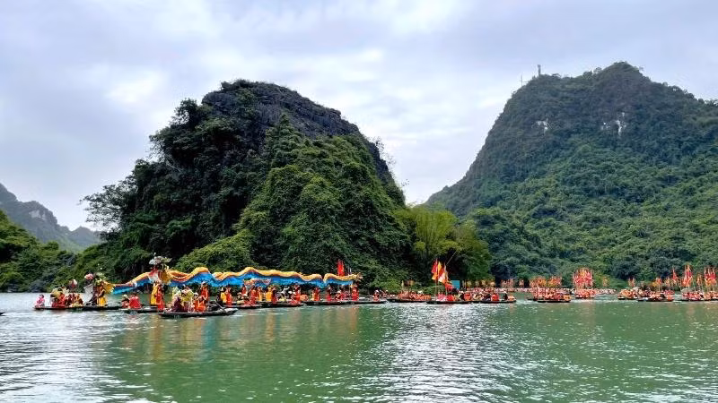 Trang An Festival serves as a convergence and connection of the unique cultural values of the ancient capital land, showcasing the distinctive spiritual and religious culture of the people of Ninh Binh.