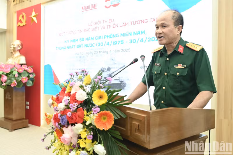 Colonel and Doctor Le Thanh Bai, Deputy Director of the Institute for Strategy and History of the Vietnam People's Army, delivers remarks.