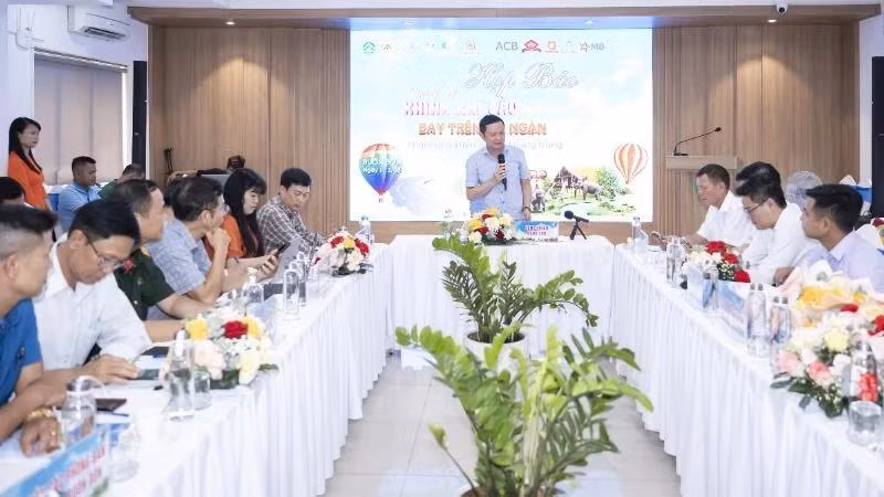 Pham Trung Nghia, Chairman of Buon Don District People's Committee, speaks at the press conference.