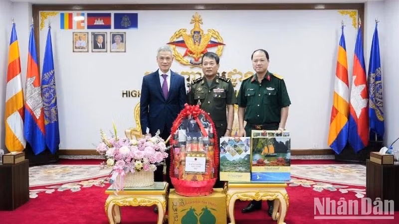Ambassador Nguyen Minh Vu conveys New Year wishes to General Vong Pisen, Commander-in-Chief of the Royal Cambodian Armed Forces.