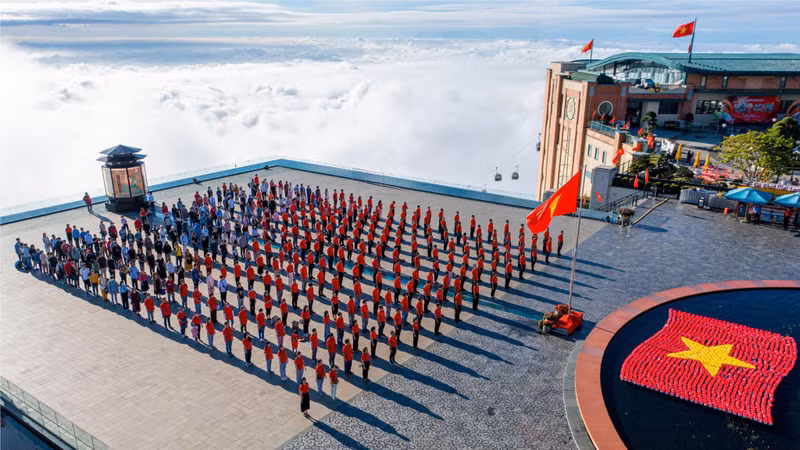A large number of visitors attend the flag-raising ceremony at the summit of Ba Den Mountain (Photo: Sun World Ba Den Mountain) 