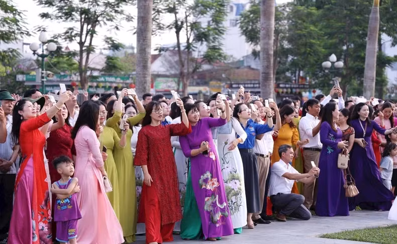 The flag-raising ceremony and the great national flag flying event attract the attention and participation of many people.