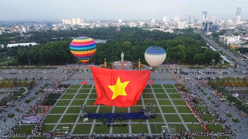 This is the first time Nghe An has held a large-scale, great flag flying event to celebrate Uncle Ho’s birthday.