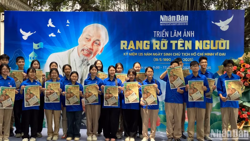 Students from Ngoc Thuy Secondary School at the exhibition.