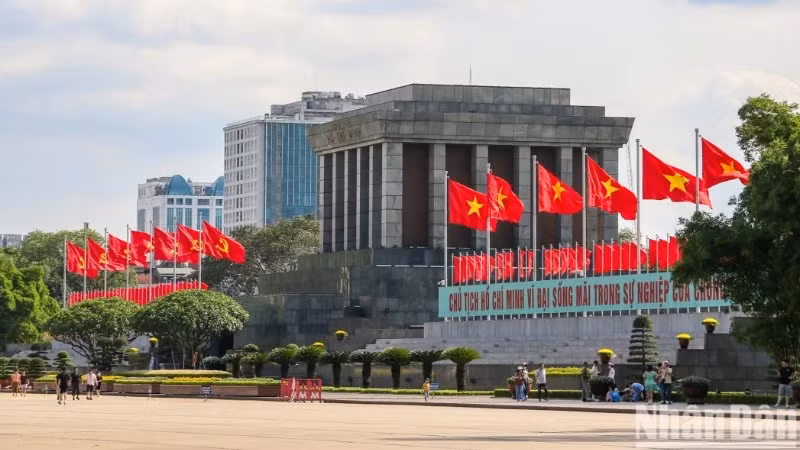 The scene in front of the Ho Chi Minh Mausoleum. (Photo: NHAT QUANG)