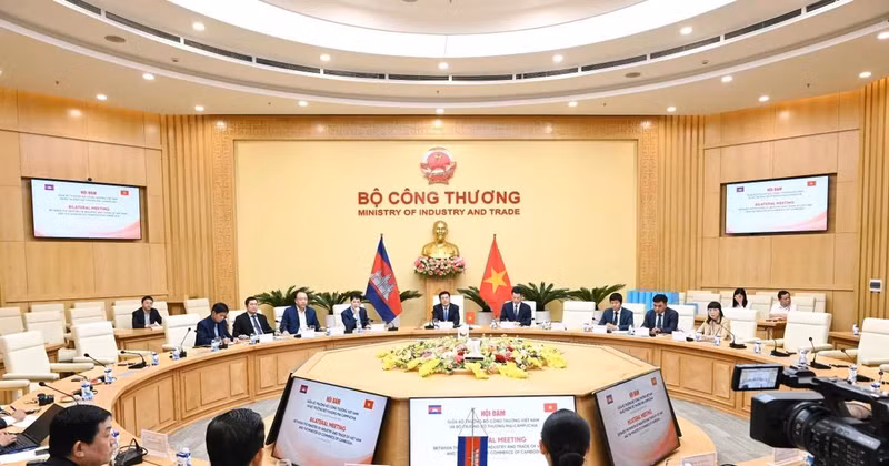 The talks between Vietnamese Minister of Industry and Trade Nguyen Hong Dien and Cambodian Minister of Commerce Cham Nimul on April 28 (Photo: VNA)