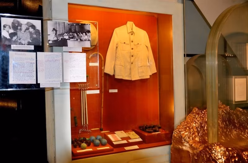 Items belonging to President Ho Chi Minh, such as his khaki tunic, exercise equipment, and signature rubber sandals, are on display at the Ho Chi Minh Museum. (Photo: hanoimoi.vn)