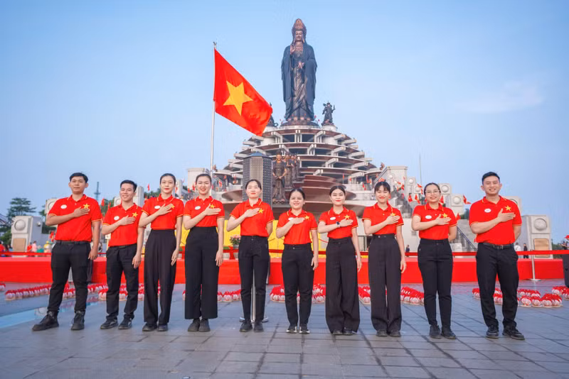Flag-raising ceremony atop Ba Den Mountain (Photo: Sun World Ba Den Mountain)
