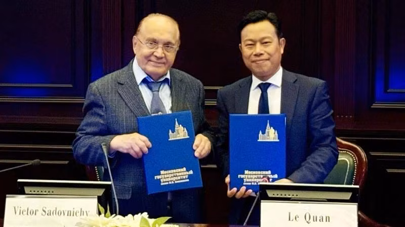 Le Quan, Director of Viet Nam National University, Ha Noi, and Victor Antonovich Sadovnichy, Rector of MSU, sign a cooperation agreement between the two institutions. (Photo: VNU)