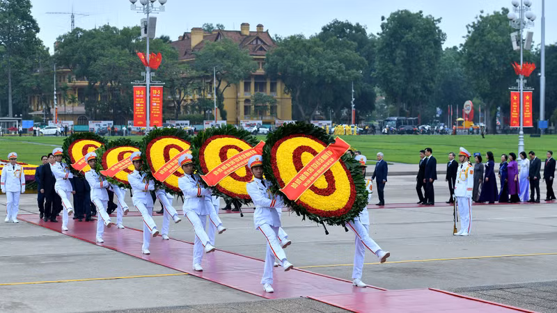 Party and State leaders and former Party and State leaders, along with representatives from central ministries, departments, and agencies, and Ha Noi authorities, laid wreaths and paid tribute to President Ho Chi Minh at his Mausoleum.