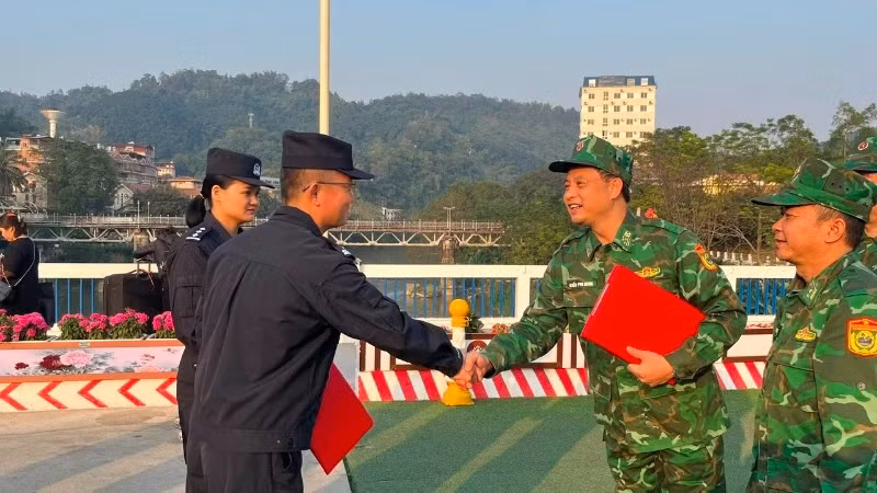 The Lao Cai Provincial Border Guard Command and the Honghe Border Management Team, along with the Hekou Entry-Exit Border Checkpoint (China), conduct joint patrols.