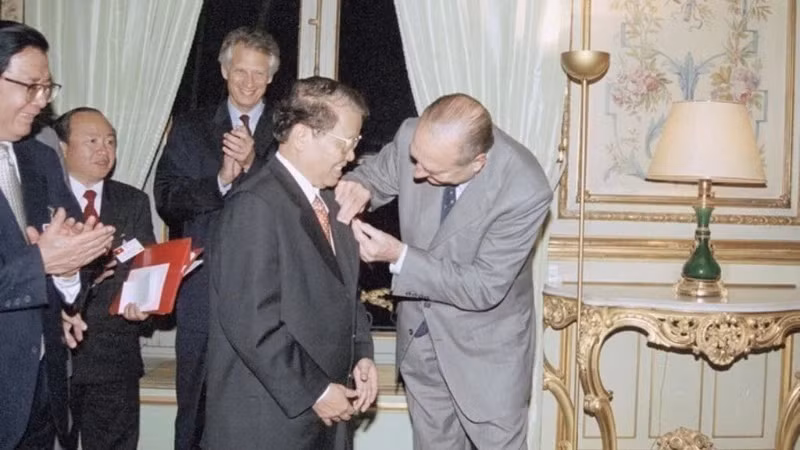 French President Jacques Chirac confers the Legion of Honour to President Tran Duc Luong (Paris, October 28, 2002). Photo: VNA