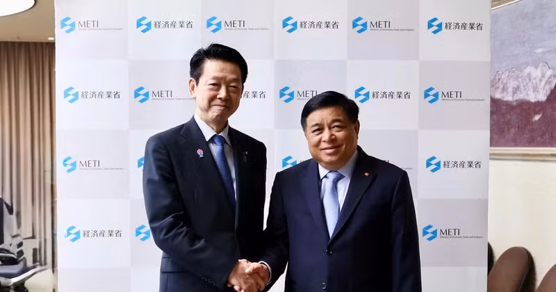 Deputy Prime Minister Nguyen Chi Dung and Japan’s Minister of Economy, Trade and Industry Muto Yoji in Tokyo on May 29 (Photo: VNA)
