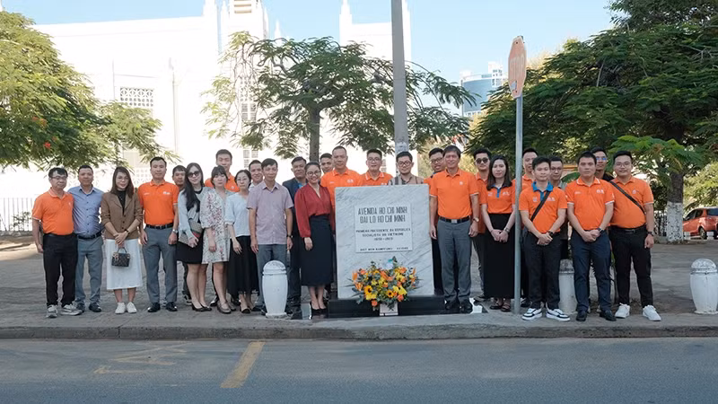 Ambassador Tran Thi Thu Thin and embassy officials along with members of the Vietnamese community in Mozambique offer flowers at the Memorial Sign on Ho Chi Minh Avenue in the capital Maputo. (Photo: Vietnamese Embassy in Mozambique)