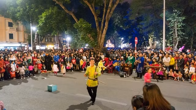 Hanoi walking streets – new hotspot for cultural activities and entertainment ảnh 7