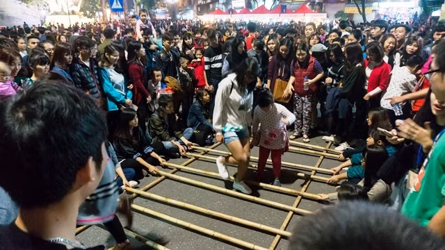 Hanoi walking streets – new hotspot for cultural activities and entertainment ảnh 9