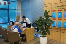 Citizens accessing online administrative services at Ha Noi’s Public Administrative Service Centre, Branch No. 3. (Photo: DIEU THUONG)