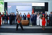 Prime Minister Pham Minh Chinh and delegates beat the drum to open a trading session at the Johannesburg Stock Exchange. (Photo: VNA)