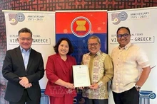 Vietnamese Ambassador to Greece Pham Thi Thu Huong (second from left) transfers the rotating ACAT Chairmanship to her Indonesian counterpart. (Photo: Vietnamese Embassy in Greece)
