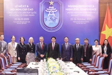Vietnamese President Luong Cuong (centre), Australian Assistant Minister Matt Thistlethwaite (fifth from left) and officials at the reception in Ha Noi on October 25 (Photo: VNA)