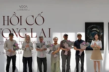 The artists and their representatives, together with several exhibition advisors, received flowers of congratulations from representatives of the organisers.