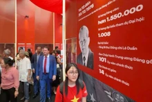 The US ambassador visits the “95 Years of the Party Flag Lighting the Way” exhibition.