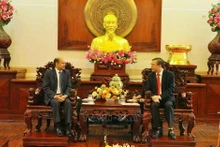 Chairman of the People’s Committee of Can Tho city Truong Canh Tuyen holds talks with Indian Ambassador to Vietnam Sandeep Arya on June 17. (Photo: VNA)