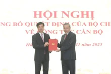 General Secretary of the Communist Party of Viet Nam Central Committee To Lam (R) presents the Politburo's decision to Nguyen Duy Ngoc. (Photo: NDO)