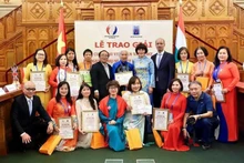Vietnamese Ambassador to Hungary Bui Le Thai poses for a photo with delegates at the contest award ceremony. (Photo: VNA)