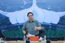 Prime Minister Pham Minh Chinh speaks at a working session with contractors and construction units of the Long Thanh International Airport project on December 14, 2025 (Photo; VNA)