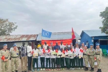 The delegation from Viet Nam’s Level 2 Field Hospital No. 6 presents gifts to students of Banpa Primary School, South Sudan. (Photo: Sy Cong)