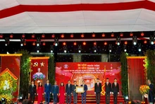 Deputy Prime Minister Le Thanh Long presents the First-Class Labour Order to the University of Social Sciences and Humanities (Viet Nam National University, Ha Noi). (Photo: QUYNH NGUYEN)