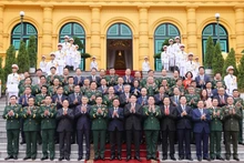 State President Luong Cuong and delegates attending the ceremony on November 4 to present appointment and promotion decisions to the military officers. (Photo: VNA)