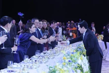 State President Luong Cuong (right) welcomes heads of delegations attending the signing ceremony of the Ha Noi Convention at the banquet in Ha Noi on October 25. (Photo: VNA)