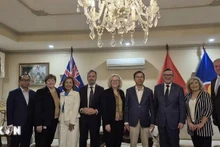 Vietnamese Ambassador to Australia Pham Hung Tam (fourth from right) and Sharon Claydon, Deputy Speaker of the Australian House of Representatives (fifth from right), together with the core members of the Australia-Viet Nam Friendship Parliamentarians’ Group. (Photo: VNA).