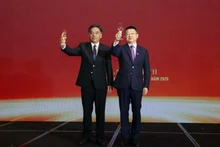 Permanent Vice Chairman of the Ho Chi Minh City People’s Committee Nguyen Loc Ha (L) and Chinese Consul General in Ho Chi Minh City Tang Li congratulate the 76th anniversary of the establishment of Viet Nam–China diplomatic relations. (Photo: VNA)