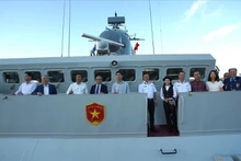 Leaders and staff of Viet Nam’s representative agencies, along with members of the Vietnamese community in Australia, visit Ship 016–Quang Trung. (Photo: VNA)