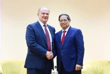 Prime Minister Pham Minh Chinh (right) and Gennady Zyuganov, Chairman of the Central Committee of the Communist Party of the Russian Federation (Photo: VNA)