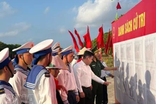 Voters on Truong Sa are following information regarding the election of deputies to the 16th National Assembly and People's Councils at all levels for the 2026-2031 term (Photo: VNA)