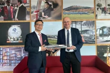 Vietnamese Ambassador to France Trinh Duc Hai (L) meets with Diego Diaz, President of SNCF International under the French National Railway Company (Photo: VNA)
