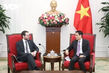 Deputy Minister of Foreign Affairs Dang Hoang Giang (R) meets with British Ambassador to Viet Nam Iain Frew in Ha Noi on March 24. (Photo: VNA)