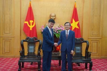 Associate Professor Dr Doan Minh Huan (R), Politburo member and Director of the Ho Chi Minh National Academy of Politics, and Na Ki Hong, General Director of Samsung Viet Nam, at their meeting in Ha Noi on March 4. (Photo: VNA)
