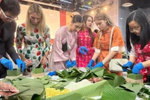 French youths join a “Banh Chung wrapping day” organised by the Vietnamese Students’ Association in Paris as part of the Spring Fair for the Lunar New Year 2026. (Photo: VNA)