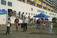 Tourists begin sightseeing tours to historical sites and attractions in Ho Chi Minh City (Photo: SGGP.org.vn)