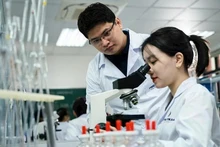 Scientific research activities with modern equipment at Phenikaa University. (Photo: Kim Bach/Nhan Dan Newspaper)