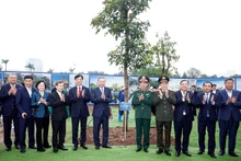 Party General Secretary To Lam (sixth from left) and officials at the launch of the tree planting festival in Hanoi on February 22 (Photo: VNA)