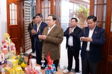 National Assembly Chairman Tran Thanh Man and his entourage offer incense in tribute to late Party General Secretary Nguyen Phu Trong, who was Chairman of the National Assembly in 11th and 12th tenures. (Photo: plo.vn)