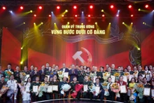 Party General Secretary To Lam and Minister of National Defence General Phan Van Giang pose for a photo with the award-winning authors and author groups. (Photo: VNA)