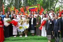 Ngo Phuong Ly and Naly Sisoulith, together with delegates, with students from the two countries Viet Nam–Lao at the Princess Nhoi Hoa Temple.