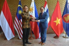 Ambassador Nguyen Viet Cuong hands over the rotating Chairmanship of the ASEAN Committee in Santiago, Chile to the Ambassador of Indonesia. (Photo provided by the Embassy of Viet Nam in Chile)